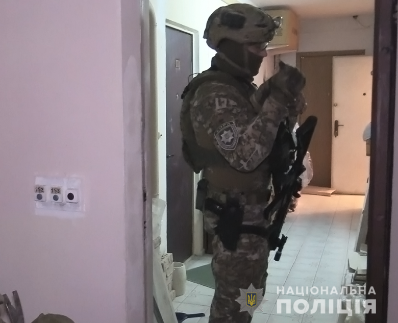 В Киеве мужчина взял в заложницы женщину