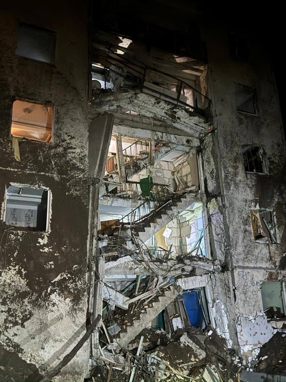 Российские оккупанты ударили авиабомбой по жилой многоэтажке в Херсоне