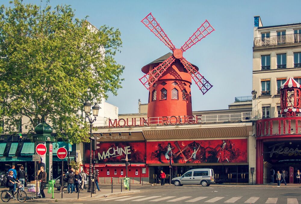 В Париже обвалились крылья ветряной мельницы знаменитого кабаре "Мулен Руж"
